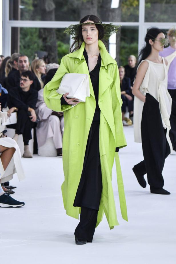 Ein Model auf dem Laufsteg der Issey Miyake Spring Summer 2025 Kollektion Modenschau.