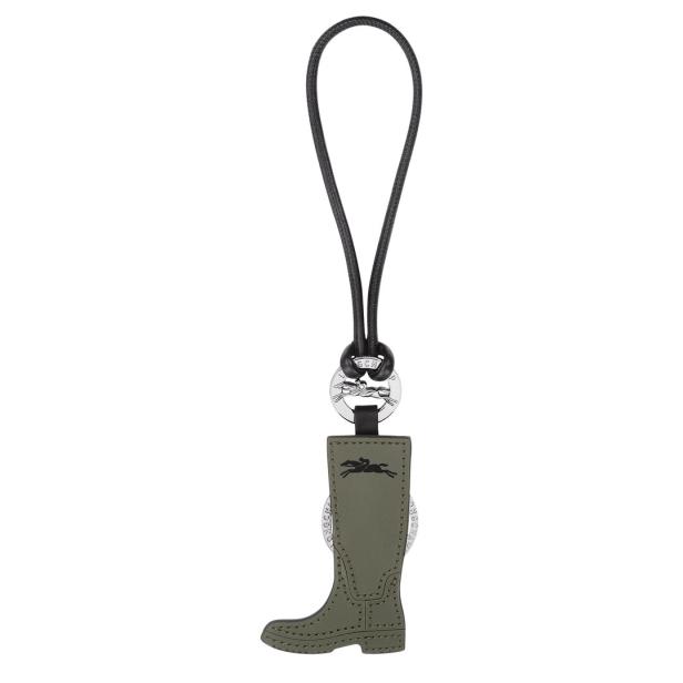 Ein olivgrüner Gummistiefel-Anhänger mit schwarzer Kordel und silbernen Akzenten.