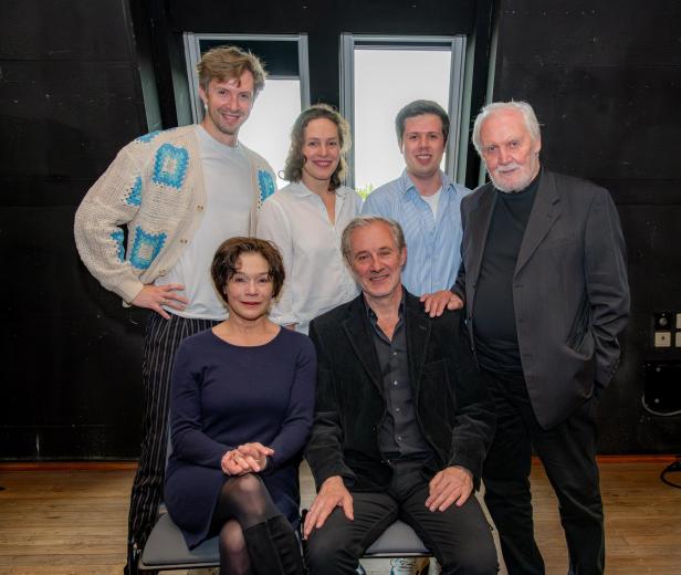 Ensemble von "Hiob" beim Probenstart