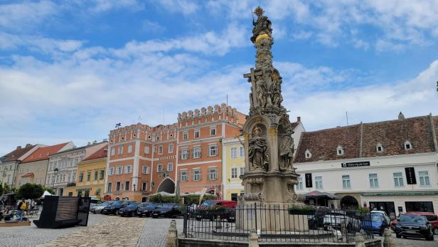 Ein Marktplatz mit einer Statue.