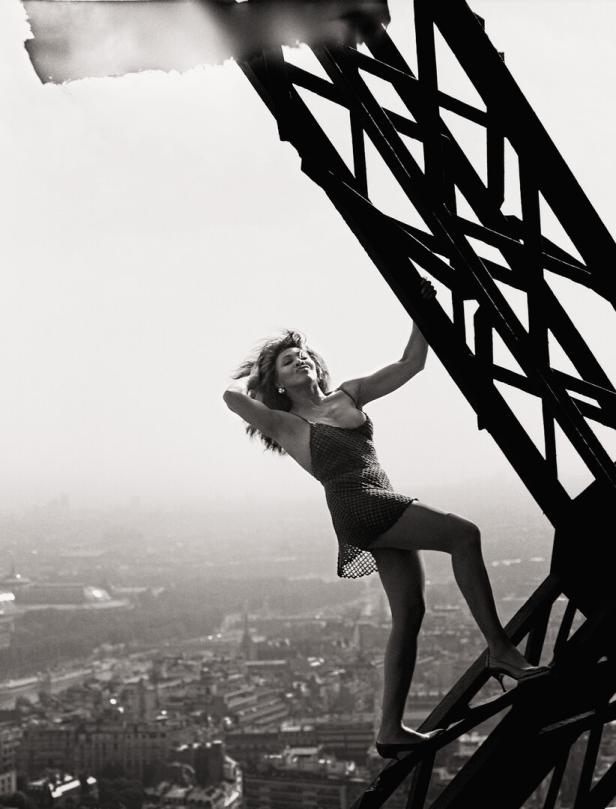 Tina Turner posiert auf dem Eiffelturm in Paris.