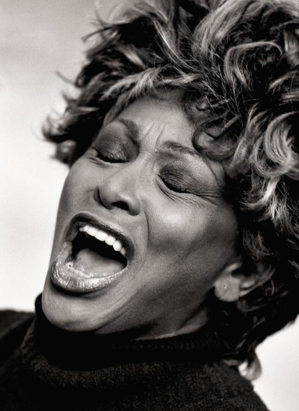 Tina Turner singt mit geschlossenen Augen und offenem Mund.