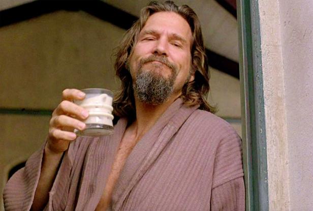 Jeff Bridges als „The Dude“ mit einem White Russian in „The Big Lebowski“.