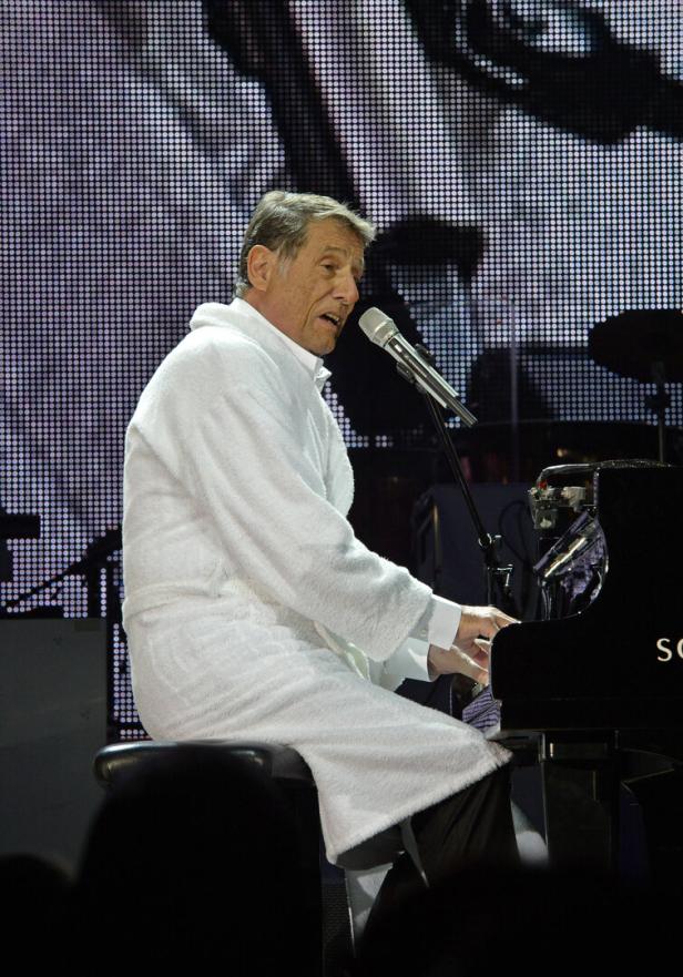 Udo Jürgens (Österreich, Schweiz) im weißen Kult-Bademantel am Flügel.