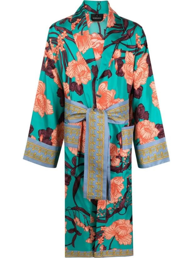 Ein türkisfarbener Versace-Bademantel mit Blumenmuster und einem passenden Gürtel.