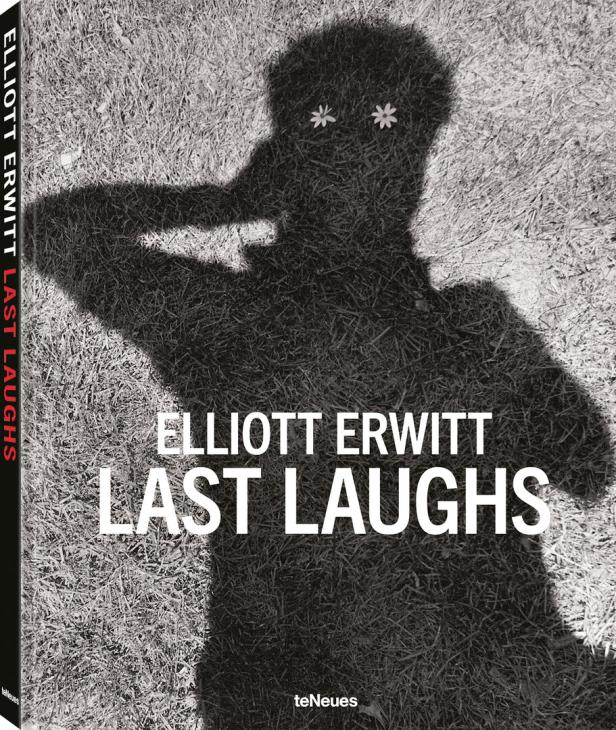 Das Cover des Buches „Elliott Erwitt: Last Laughs“ zeigt den Schatten einer Person mit Blumen als Augen auf einer Wiese.