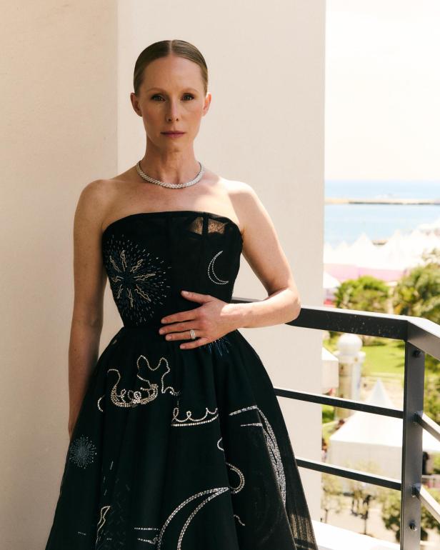 Susanne Wuest in einem schwarzen, trägerlosen Kleid mit Sternen- und Mondmotiven.