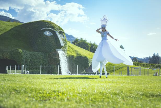 Zirkusartistin im Park der Swarovski Kristallwelten