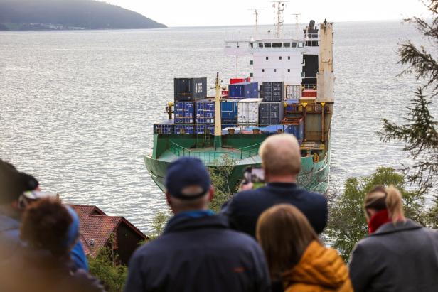 Ein Containerschiff liegt im Trondheimsfjord auf Grund.