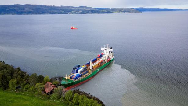 Ein Containerschiff ist im Trondheimsfjord auf Grund gelaufen.