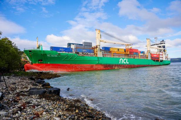 Ein Frachtschiff namens „NCL Salten“ liegt in Küstennähe vor Anker.
