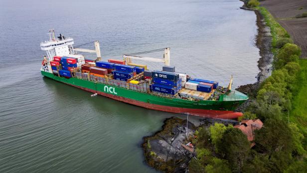 Ein Containerschiff ist im Trondheimsfjord auf Grund gelaufen.