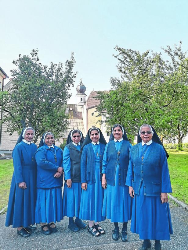 Eine Gruppe von Nonnen steht vor dem Kloster St. Anna.