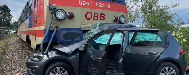 Pkw in Wieselburg mit Zug der Erlauftalbahn kollidiert Pkw in Wieselburg mit Zug der Erlauftalbahn kollidiert