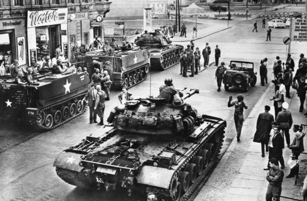 Panzerkonfrontation am Checkpoint Charlie "... Sekunden vor einem neuen Krieg" Panzerkonfrontation am Checkpoint Charlie