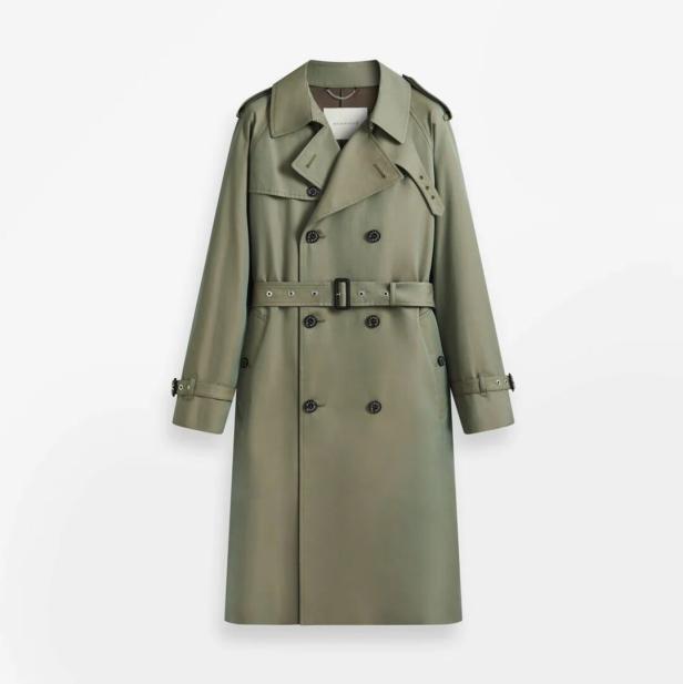 Ein olivgrüner Trenchcoat mit Gürtel vor einem weißen Hintergrund.