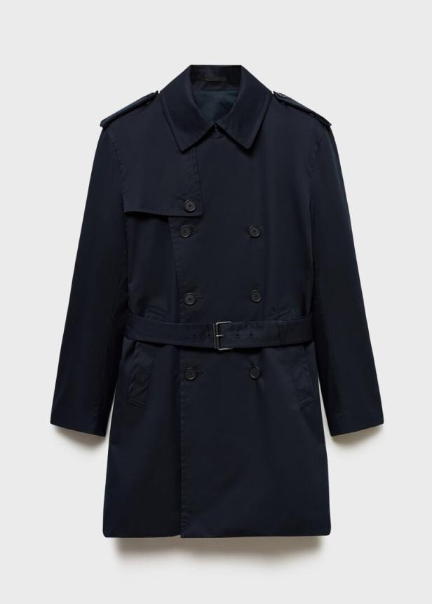 Ein dunkelblauer Trenchcoat mit Gürtel vor einem hellen Hintergrund.