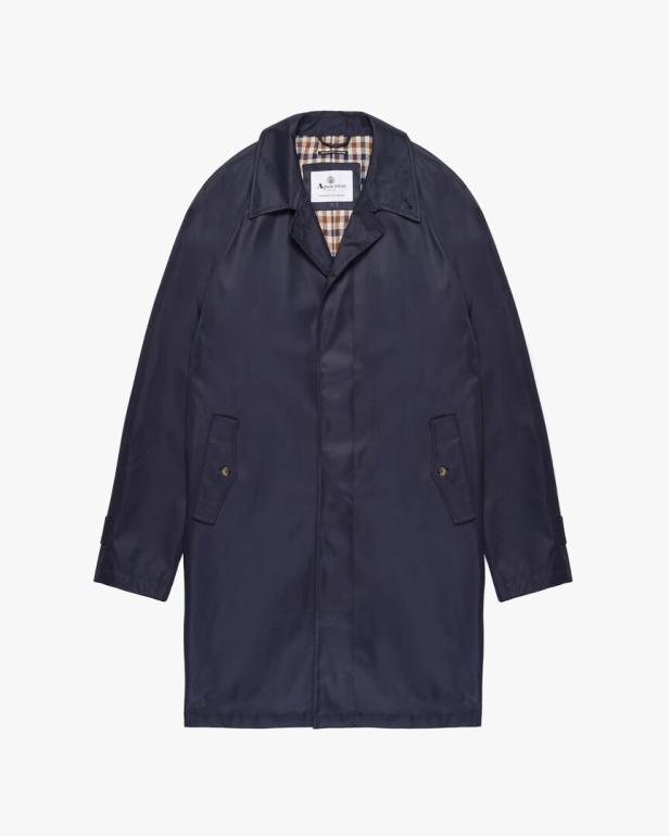 Ein marineblauer Aquascutum Trenchcoat vor einem weißen Hintergrund.