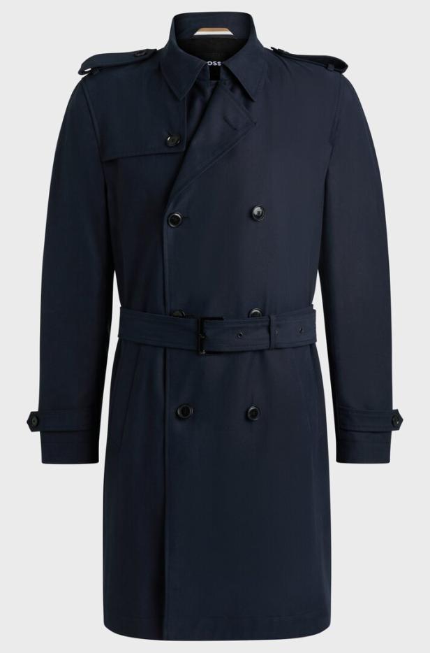 Ein dunkelblauer Trenchcoat mit Gürtel vor einem hellgrauen Hintergrund.