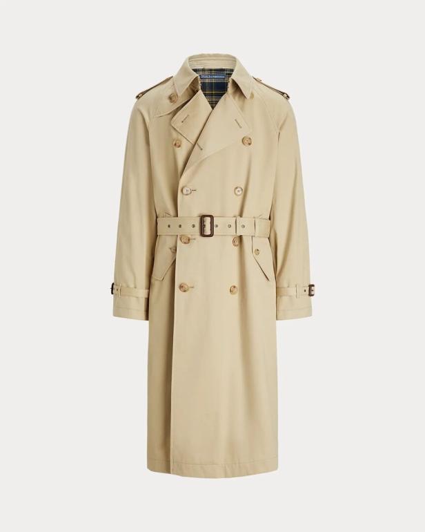 Ein beigefarbener Trenchcoat mit Gürtel vor einem weißen Hintergrund.