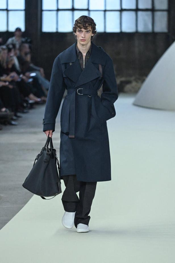 Ein Model läuft bei der Tod’s Modenschau während der Mailänder Modewoche über den Laufsteg.