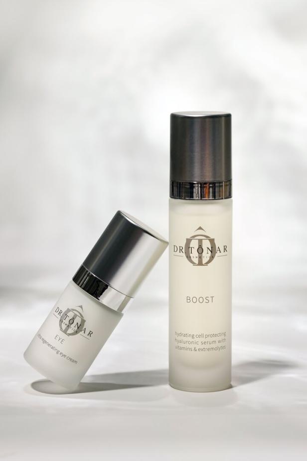 Zwei Produkte von Dr. Tonar Cosmetics, eine Augencreme und ein Serum, stehen auf einem Tisch.