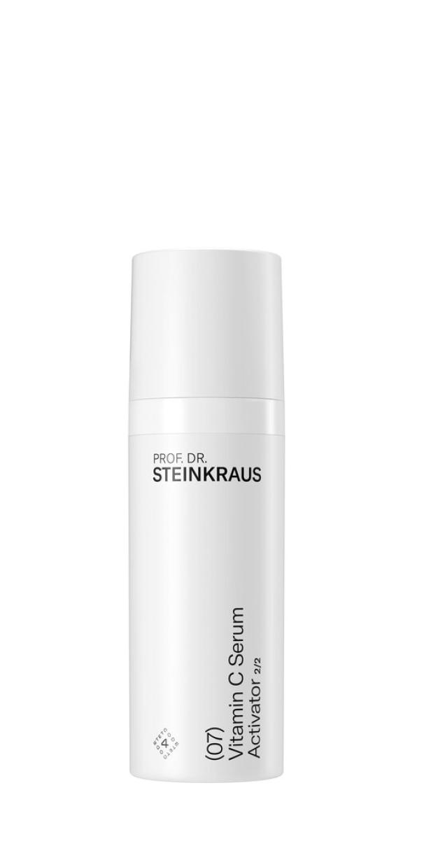 Eine Flasche Vitamin C Serum der Marke Prof. Dr. Steinkraus.