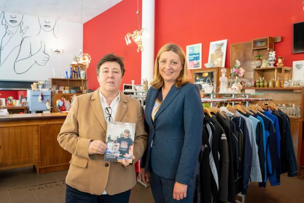 Zwei Frauen in Lokal