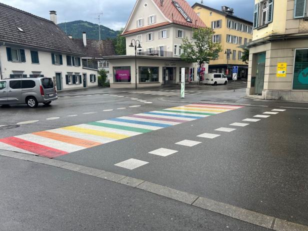 Hakenkreuze auf LGBTQ+-Schutzweg in Dornbirn Hakenkreuze auf LGBTQ+-Schutzweg in Dornbirn