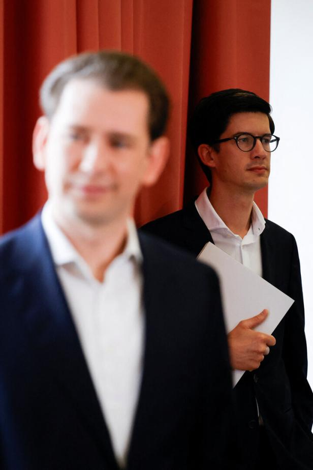 Austrian court hears ex-Chancellor Kurz's appeal against perjury conviction Sebastian Kurz im Vordergrund, Stefan Bonelli im Hintergrund im Schatten.