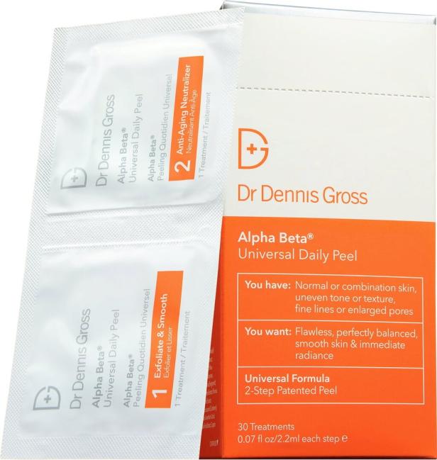 Eine Packung „Dr. Dennis Gross Alpha Beta Universal Daily Peel“-Gesichtsbehandlungen.