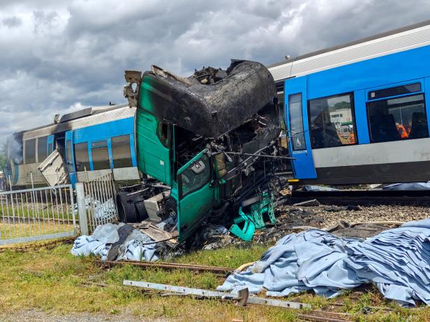 ++ HANDOUT ++ STEIERMARK: LKW GEGEN ZUG: VIER VERLETZTE ++ HANDOUT ++ STEIERMARK: LKW GEGEN ZUG: VIER VERLETZTE