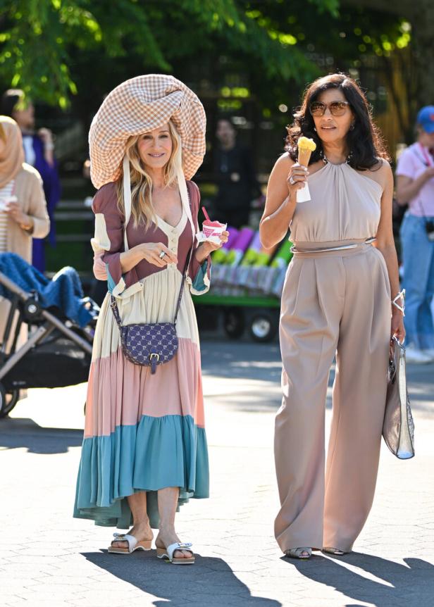 Sarah Jessica Parker und Sarita Choudhury mit Eis in New York City, Mai 2024.