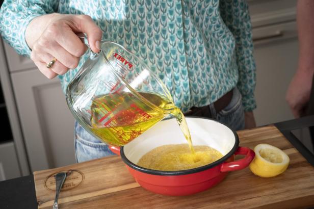 Safranfäden in heißem Wasser aufgelöst auf Couscous gießen