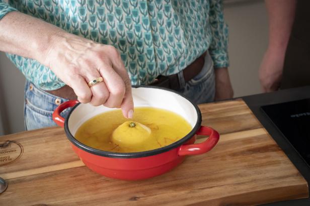Zitronenhälfte auf Couscous