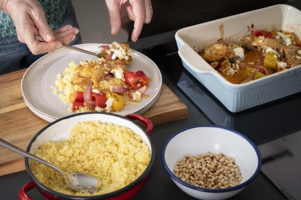 Couscous und Hähnchen anrichten