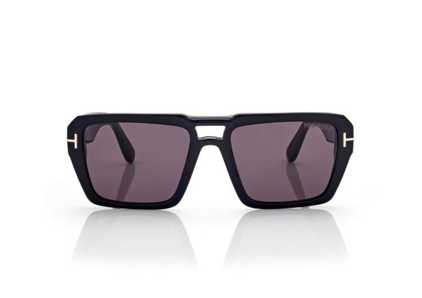Eine schwarze Tom Ford Sonnenbrille mit quadratischen Gläsern auf einem weißen Hintergrund.