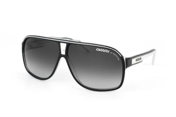 Eine schwarze „Carrera“-Sonnenbrille mit grau getönten Gläsern vor einem weißen Hintergrund.
