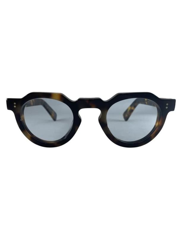 Eine braun gemusterte Sonnenbrille mit runden Gläsern.