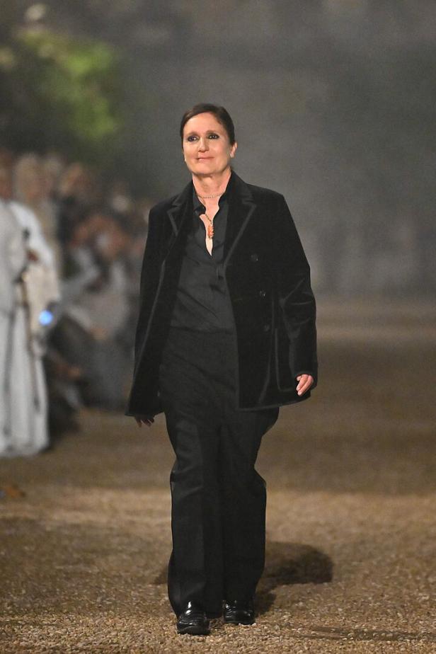 Eine Frau in schwarzem Anzug auf einer Modenschau in Rom für Dior.
