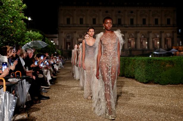 Models laufen bei der Dior Cruise Collection Show in Rom über den Laufsteg.