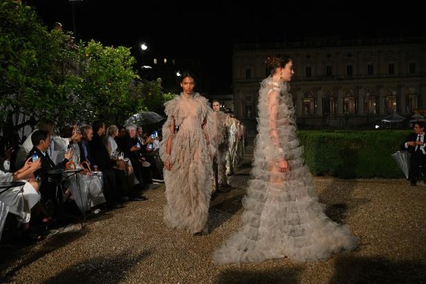 Models präsentieren Designs auf dem Laufsteg einer Dior-Modenschau in Rom.