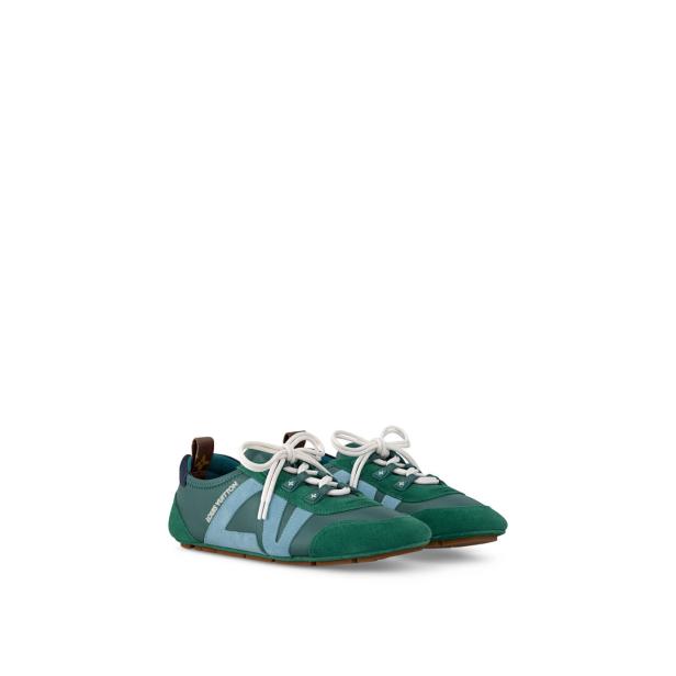 Ein Paar grüne und hellblaue Louis Vuitton Sneaker stehen auf einem weißen Hintergrund.