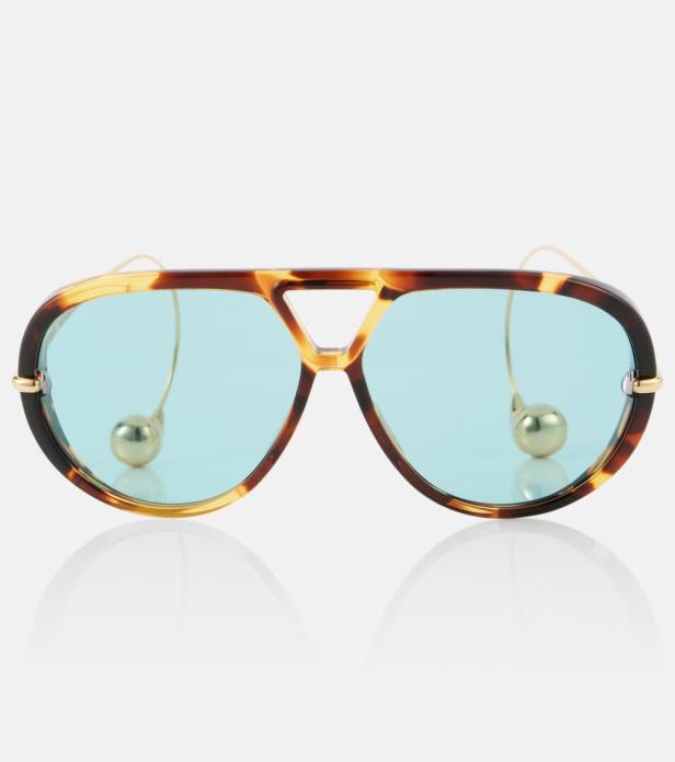 Eine Pilotenbrille mit blau getönten Gläsern und einem braun gemusterten Rahmen.