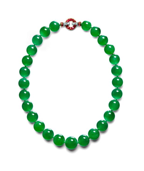 Eine Halskette aus grünen Jadeperlen mit einem Verschluss aus Rubinen und Diamanten.