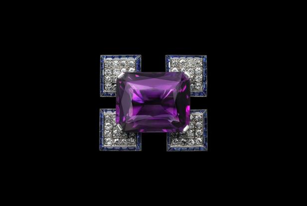 Eine Brosche mit einem großen, quadratischen Amethyst, umgeben von Diamanten und Saphiren.