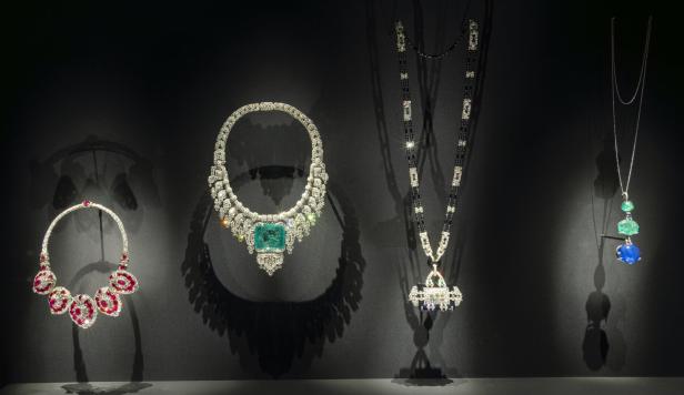 Verschiedene Cartier-Halsketten werden auf einer Ausstellung am 8. April 2025 gezeigt.