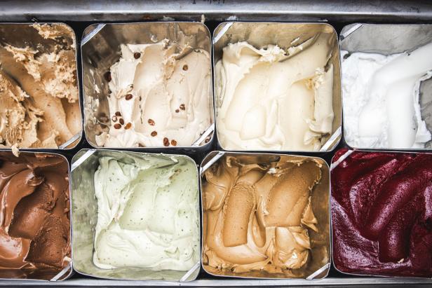Unterschiedliche Eissorten in Gefäßen bereit für den Verkauf.