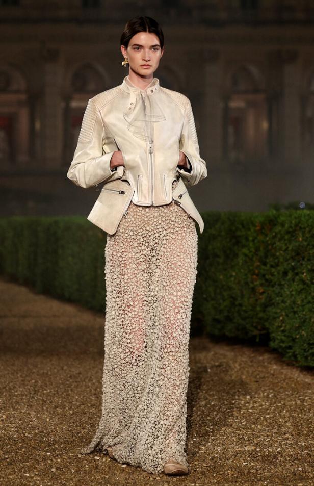 Ein Model präsentiert ein Outfit der Dior Cruise Collection in Rom.
