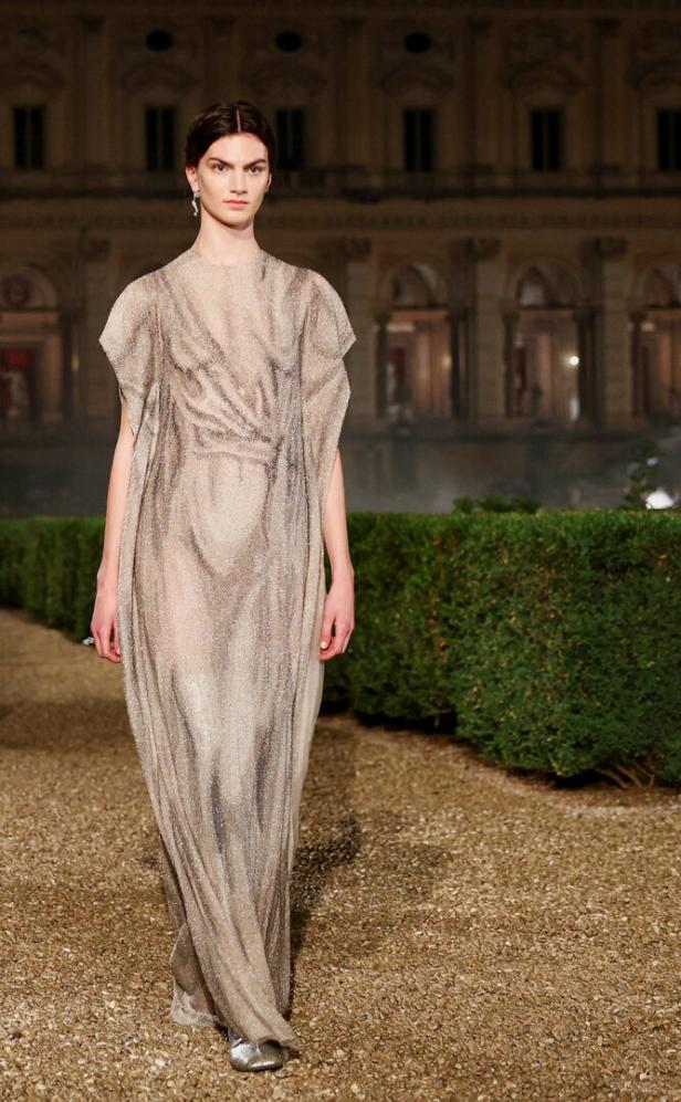 Ein Model präsentiert ein langes, fließendes Kleid der Dior Cruise Collection in Rom.